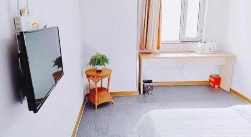 7 Days Inn Weihai High-Speed Railway & Bus Stationにあるテレビまたはエンターテインメントセンター