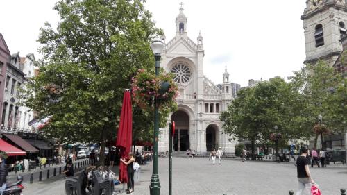 un edificio con una torre dell'orologio su una strada cittadina di Villa 36 B&B a Bruxelles