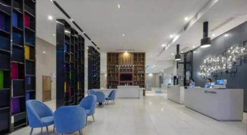 Ein Sitzbereich in der Unterkunft Echarm Hotel Beihai Railway Station
