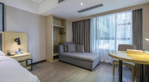 Ein Sitzbereich in der Unterkunft Echarm Hotel Beihai Railway Station