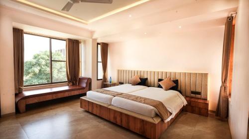 Un ou plusieurs lits dans un hébergement de l'établissement The Misty Villas Igatpuri by Natura Stays, 6 BHK