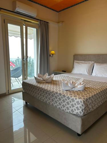 ein Schlafzimmer mit einem Bett mit drei Schüsseln darauf in der Unterkunft Blue Pulse JR- Villas - Korifi Suites Chersonisos in Iraklio