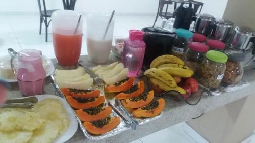 Hotel Vento Sul في تيكسيرا دي فريتاس: طاولة مليئة بمختلف أنواع الطعام والمشروبات