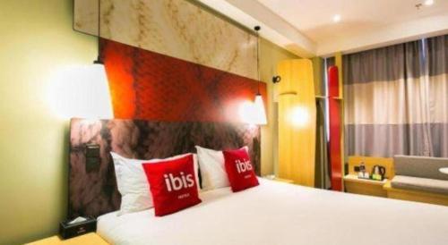 Кровать или кровати в номере ibis Xian Lintong Huaqing Hot Spring Hotel