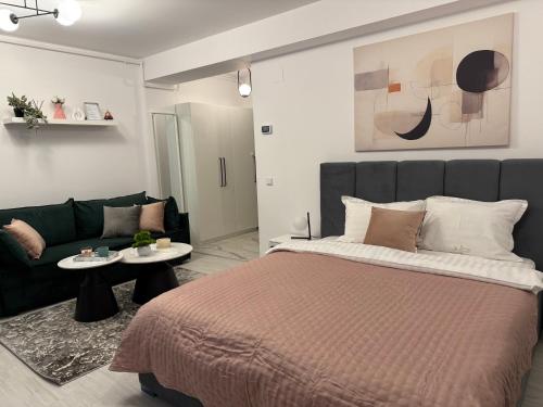une chambre avec un grand lit et un canapé dans l'établissement Sofia Residence - Otopeni Airport & Therme I Libertatii Gardens - free pool facilities, à Otopeni