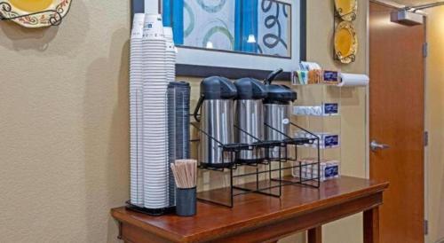 Příslušenství pro přípravu čaje a kávy v ubytování Best Western Plus Guymon Hotel and Suites