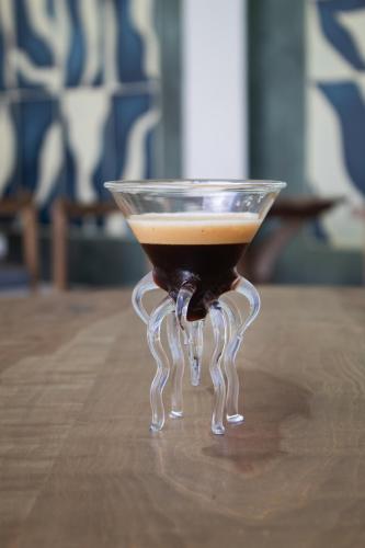 キジカジにあるJohari Beach Resort, Kizimkazi Zanzibarのマティーニグラスの飲み物