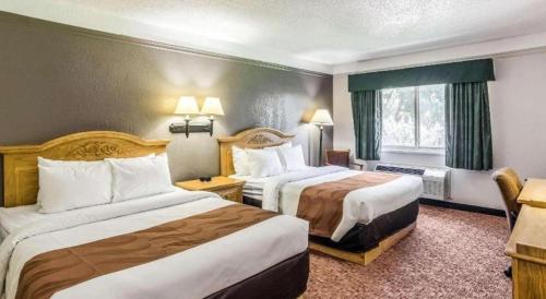 Postel nebo postele na pokoji v ubytování Quality Inn