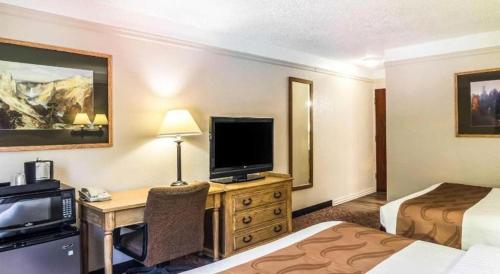 TV a/nebo společenská místnost v ubytování Quality Inn