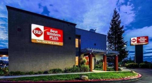 Best Western Plus Twin View Inn and Suitesに飾ってある許可証、賞状、看板またはその他の書類