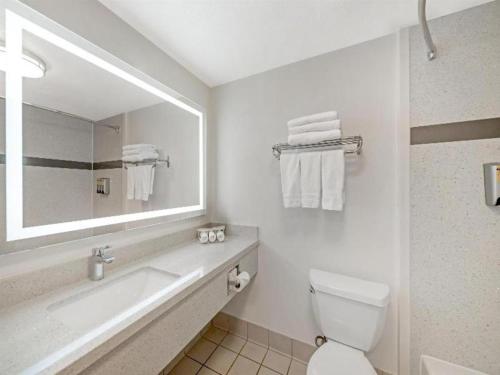 Best Western Plus Twin View Inn and Suitesにあるバスルーム