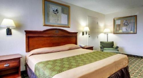 Ένα ή περισσότερα κρεβάτια σε δωμάτιο στο Econo Lodge Meridian South
