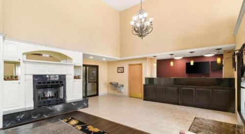 a large living room with a fireplace and a television at Best Western Stateline Lodge in West Siloam Springs