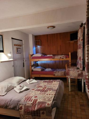 Ένα ή περισσότερα κρεβάτια σε δωμάτιο στο Hôtel Le Tatami
