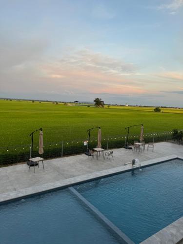 Bazén v ubytování Mi Le Garden 16pax Resort Breakfast included nebo v jeho okolí