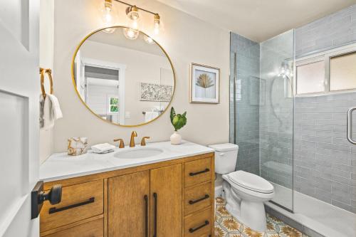 Vannituba majutusasutuses The Cottage on Pine - Luxury Boho Beach Cottage wPvt Heated Pool On Pine Ave