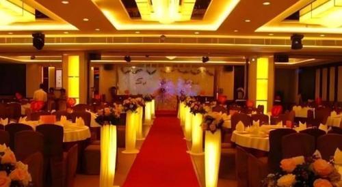 a banquet hall with tables and chairs and a red carpet at Dong Cheng Hotel in Shunde