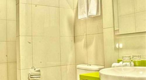 Ванная комната в Pomelotel Patra Kuningan Jakarta