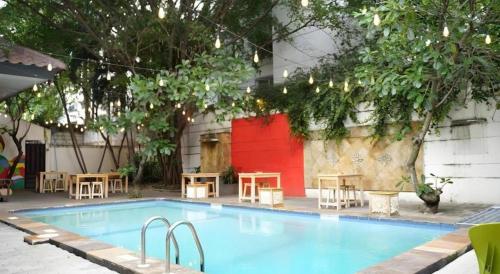 Бассейн в Pomelotel Patra Kuningan Jakarta или поблизости