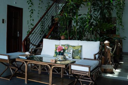 ein Wohnzimmer mit einer Couch und einem Couchtisch in der Unterkunft Nicobar Con Dao Hotel in Con Dao
