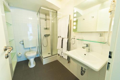 Koupelna v ubytování VOX Design Hotel