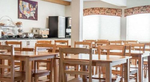 Una cocina o cocineta en Econo Lodge Ithaca Airport