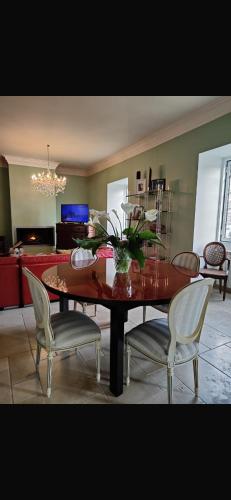 a dining room with a table and two chairs at Casa Beija flor quarto Ortencias in Mogofores