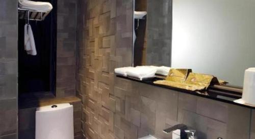 Un baño de M1 North Point Hotel