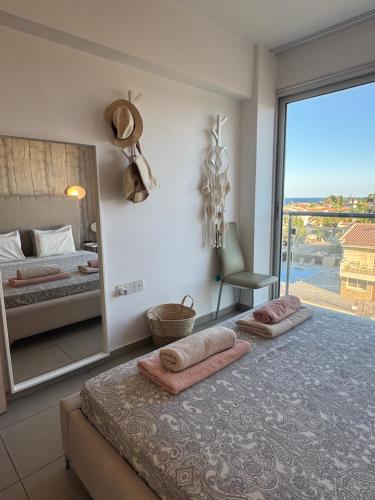 Postel nebo postele na pokoji v ubytování One-bedroom beach apartment, 30m from an amazing beach, Coralli
