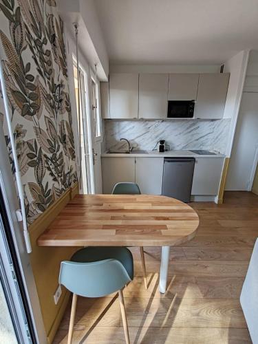 Studio avec coin nuit climatisé avec grande terrasse et parking au pied de la Marina et de la plage de Fréjus