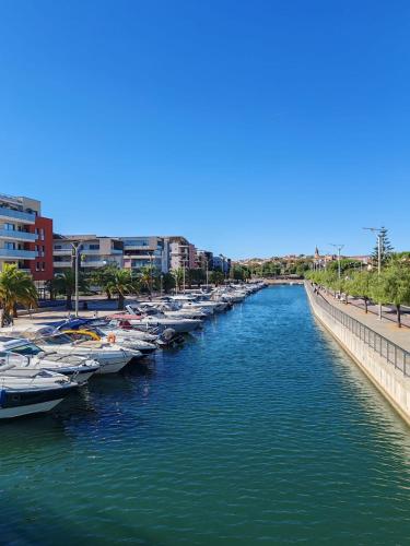 Studio avec coin nuit climatisé avec grande terrasse et parking au pied de la Marina et de la plage de Fréjus