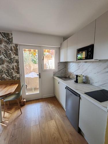 Studio avec coin nuit climatisé avec grande terrasse et parking au pied de la Marina et de la plage de Fréjus