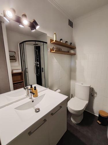 Studio avec coin nuit climatisé avec grande terrasse et parking au pied de la Marina et de la plage de Fréjus