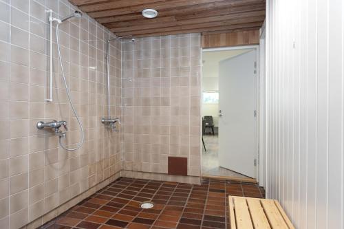 bagno con doccia e panca di Kotimaailma Rooms - Ankkuri 1hh a Kotka