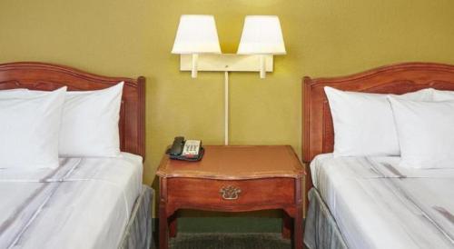 Кровать или кровати в номере Chicago Lake Shore Hotel