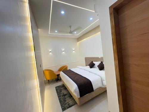 Postel nebo postele na pokoji v ubytování Shri Radha Krishnam