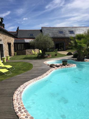 une piscine devant une maison dans l'établissement Chambres D'Hotes L'Atipic, à Saint-Brieuc