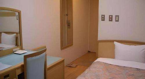 Кровать или кровати в номере Matsuyama City Hotel