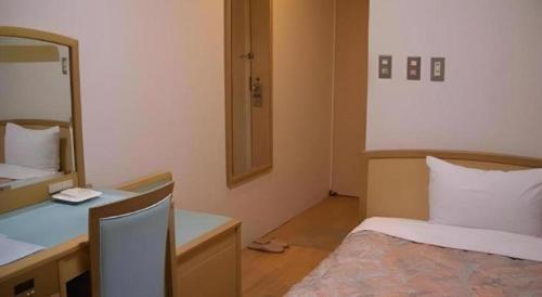 Кровать или кровати в номере Matsuyama City Hotel