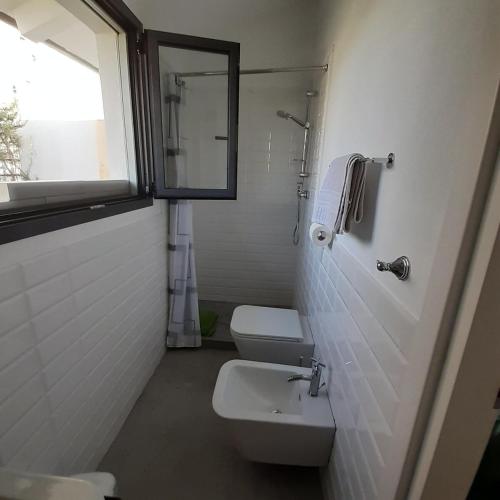 リミニにあるCharming seaside nestのトイレと窓のある白いバスルーム