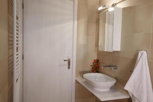 Zante Suitesにあるバスルーム