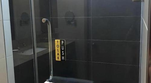 Ένα μπάνιο στο Hotel AIFA