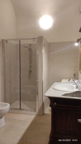 a bathroom with a shower and a sink and a toilet at Le Scalelle B&B in Scorpeto