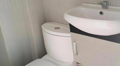 Koupelna v ubytování HOTEL BAJET MUGHOH SENGOTI