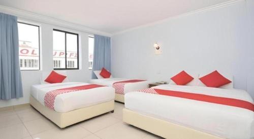 Кровать или кровати в номере OYO 969 Hotel Pantai View