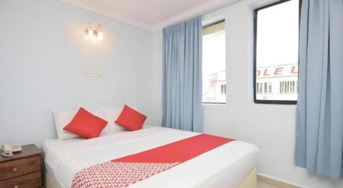 Кровать или кровати в номере OYO 969 Hotel Pantai View