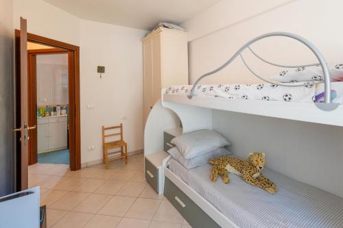 a room with two bunk beds with a stuffed animal at La Casa Dei Limoni in Piombino