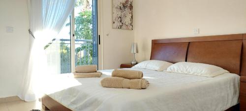 Un dormitorio con una cama grande con dos almohadas encima. en Latchi coast villa-resort, en Lachi