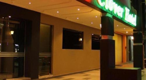 Лобби или стойка регистрации в Clover Hotel