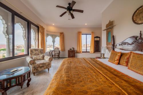 Postel nebo postele na pokoji v ubytování Rajasthan Palace - A Heritage Boutique Hotel in Jaipur